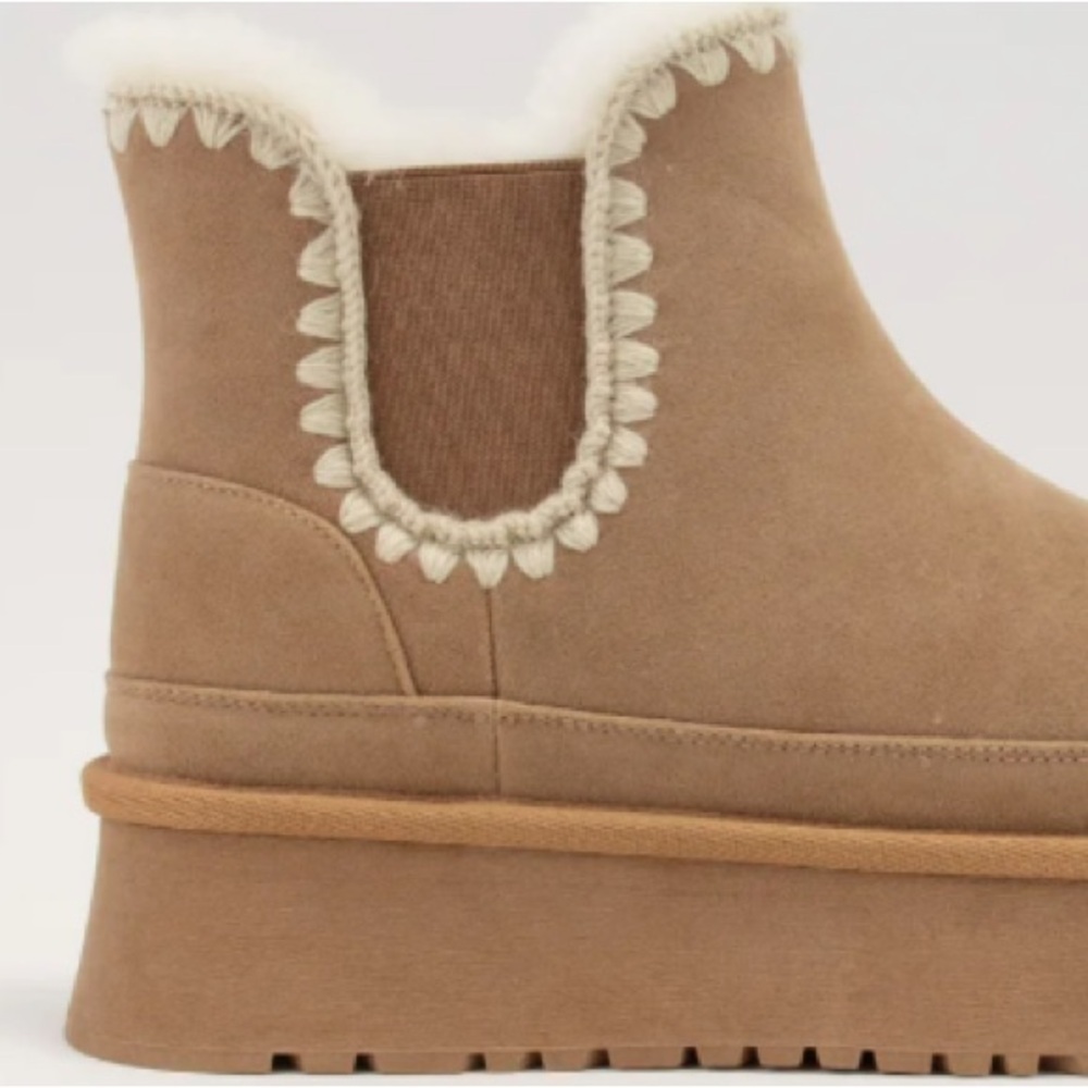 CCOCCI Fur-lined Platform Boot With Crochet Stitching - Picture 5 of 6
